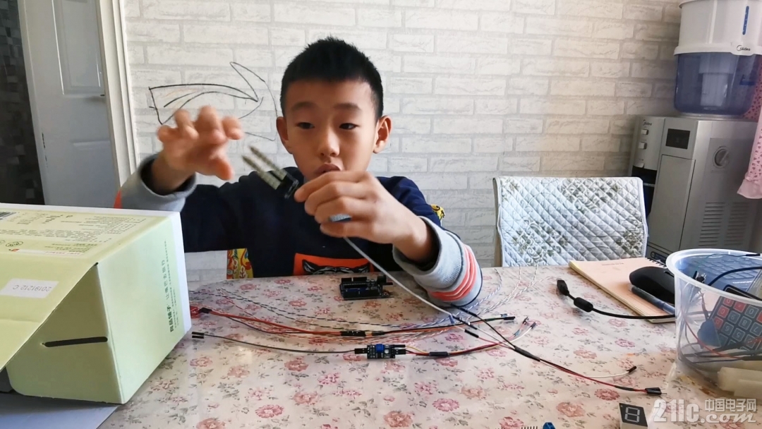 LLAKG：Arduino 自动浇花系统（第3集：C语言程序升级与功能优化）.00_01_21_05.静止00.jpg